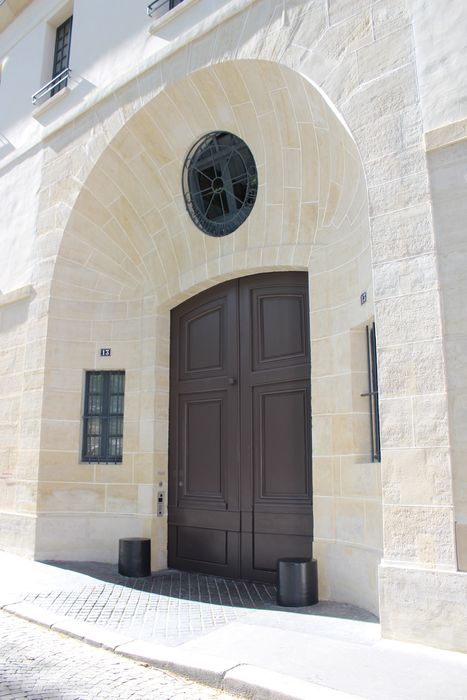 portail d’accès monumental sur la rue R. Scipion
