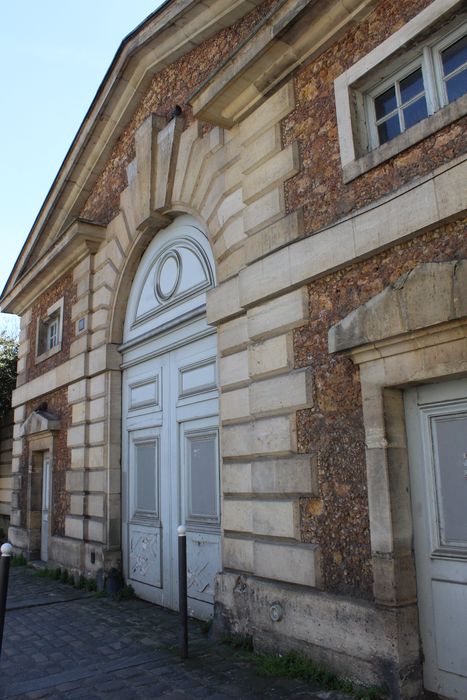 portail d’entrée nord, élévation sur rue, vue partielle