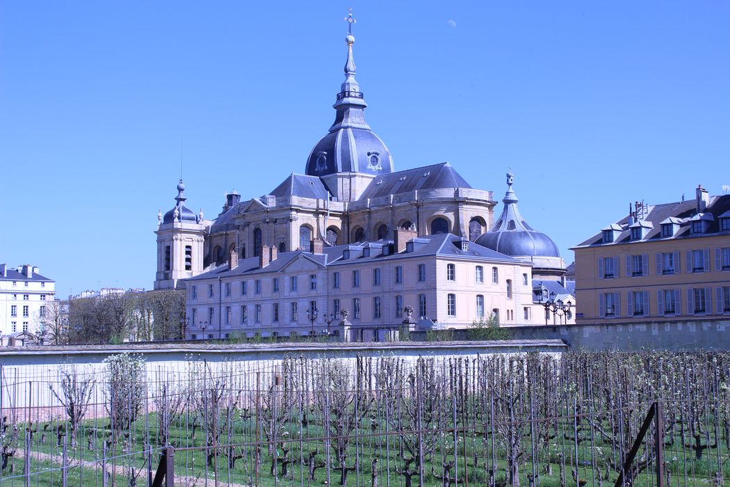 vue partielle de la cathédrale depuis l’ancien potager du Roi