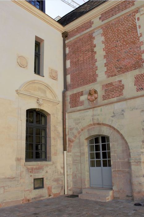 cour intérieure, ailes nord et ouest, vue partielle des façades sud et est