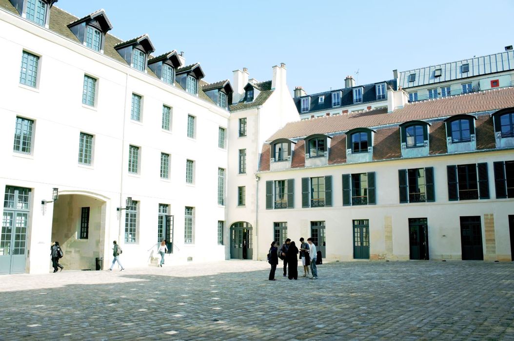 cour intérieure, aile est et nord, façades ouest et nord