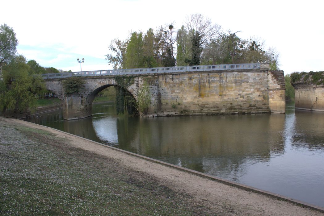 vue partielle des vestiges du pont depuis la rive sud en aval