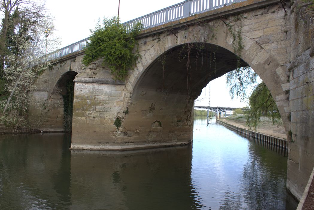 vue partielle du pont depuis la rive sud en amont