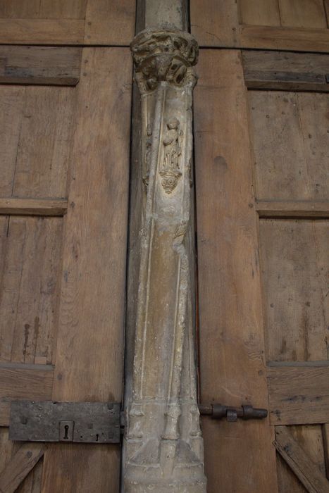 portail d’accès sud (revers), détail du montant central