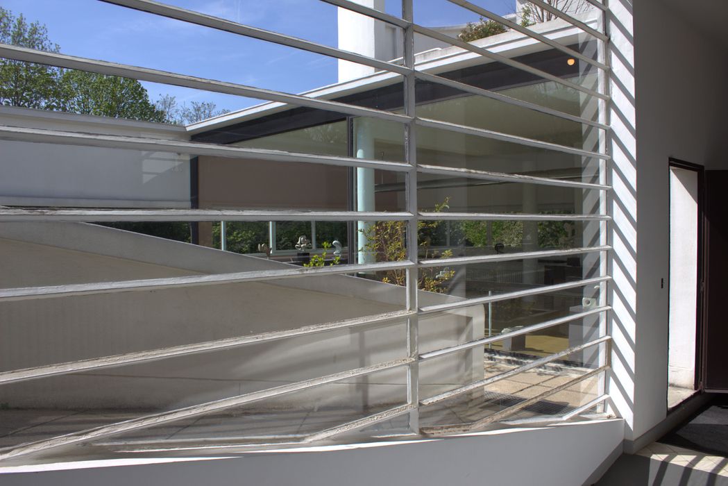 baie ouvrant sur le toit-terrasse éclairant la rampe d’accès