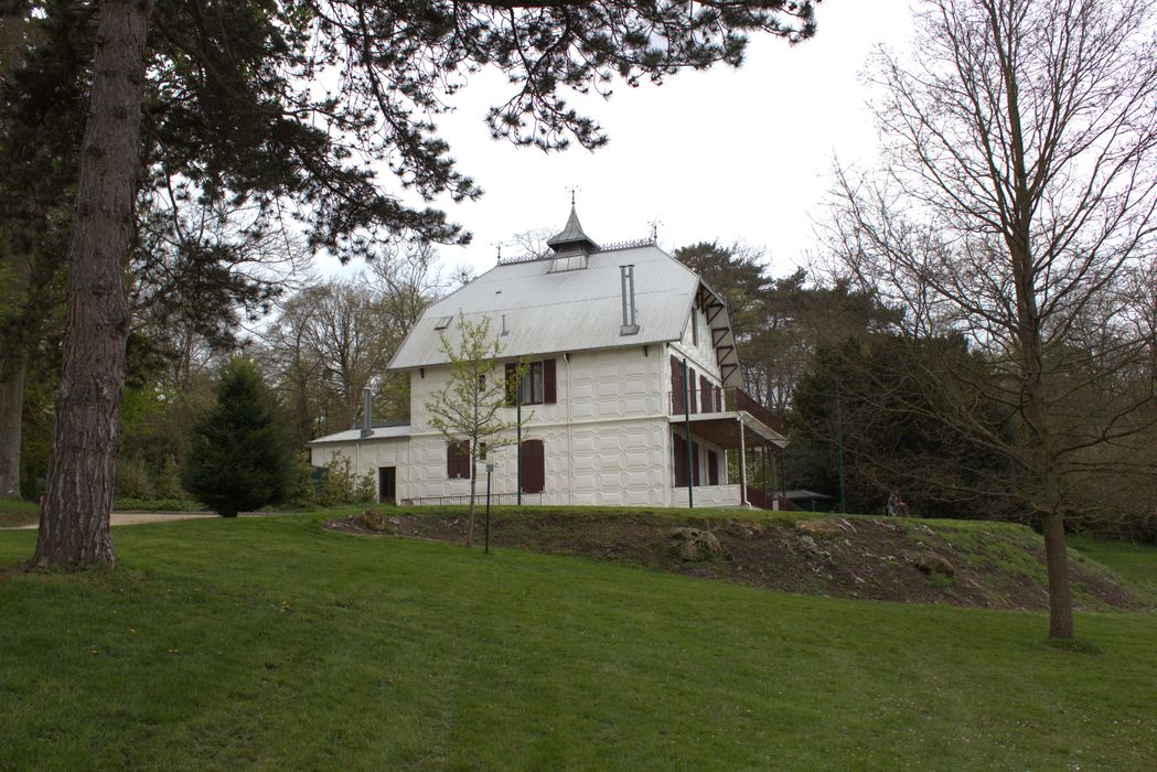 vue générale de la maison dans son environnement depuis l’Est