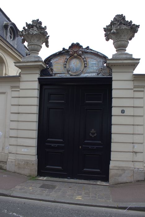 portail d’accès sur rue à la cour donneur