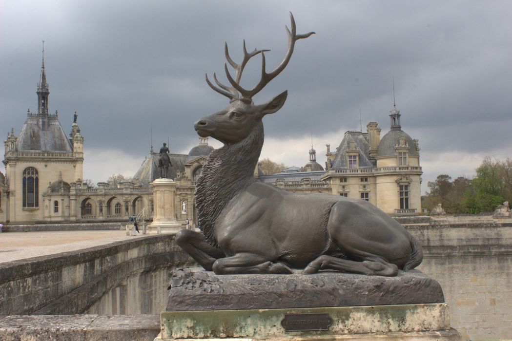 statue : Cerf couché