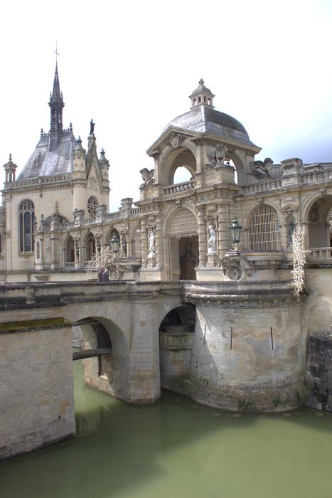pont dormant est d’accès à la cour d’honneur