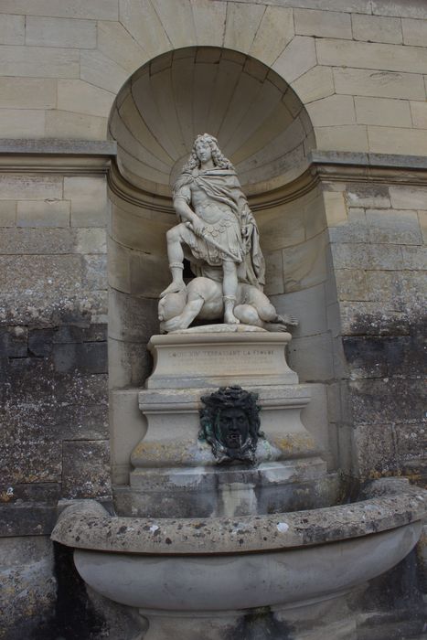 fontaine : Louis XIV terrassant la Fronde