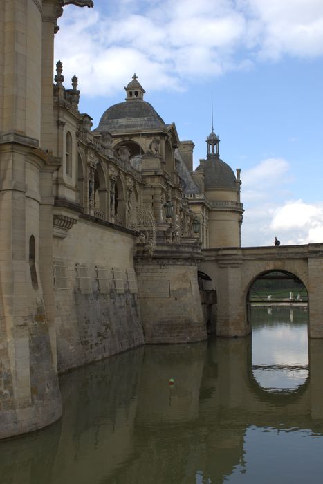 pont dormant est d’accès à la cour d’honneur