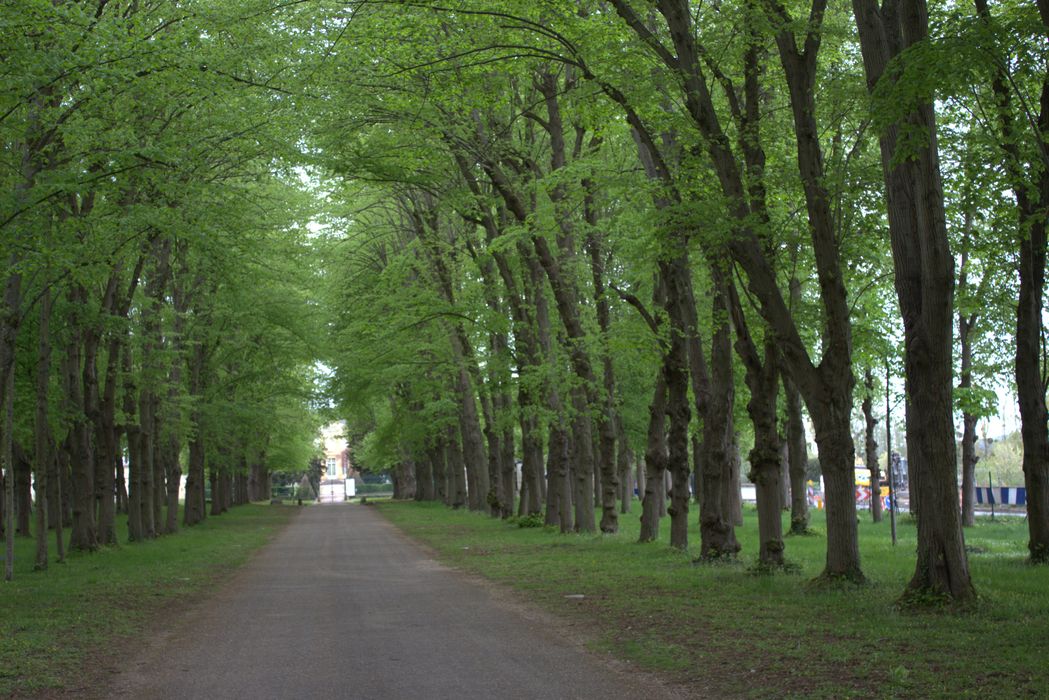 allée d’accès est