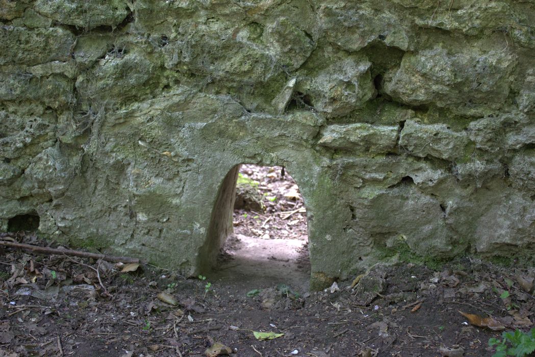 mur de clôture nord, détail d’un passage aménagé pour la petite faune