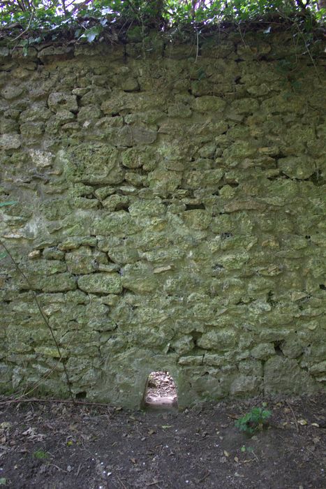 mur de clôture nord, détail d’un passage aménagé pour la petite faune