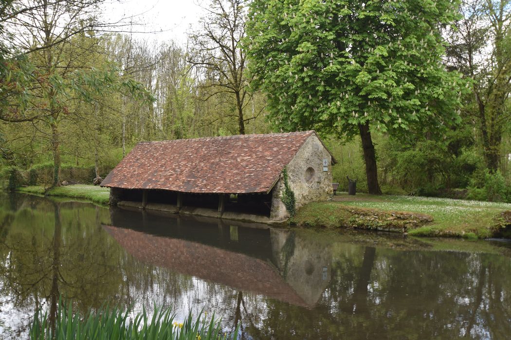lavoir, vue générale depuis le pont sur la Juine au Nord