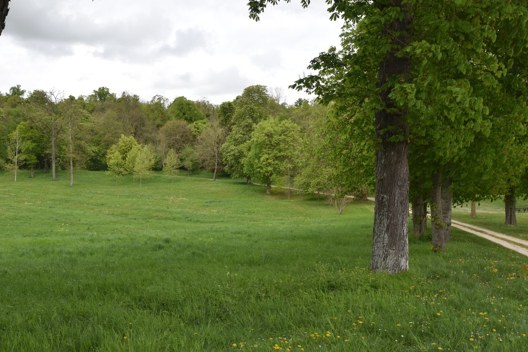 vue partielle du parc au sud-ouest de la ferme suisse