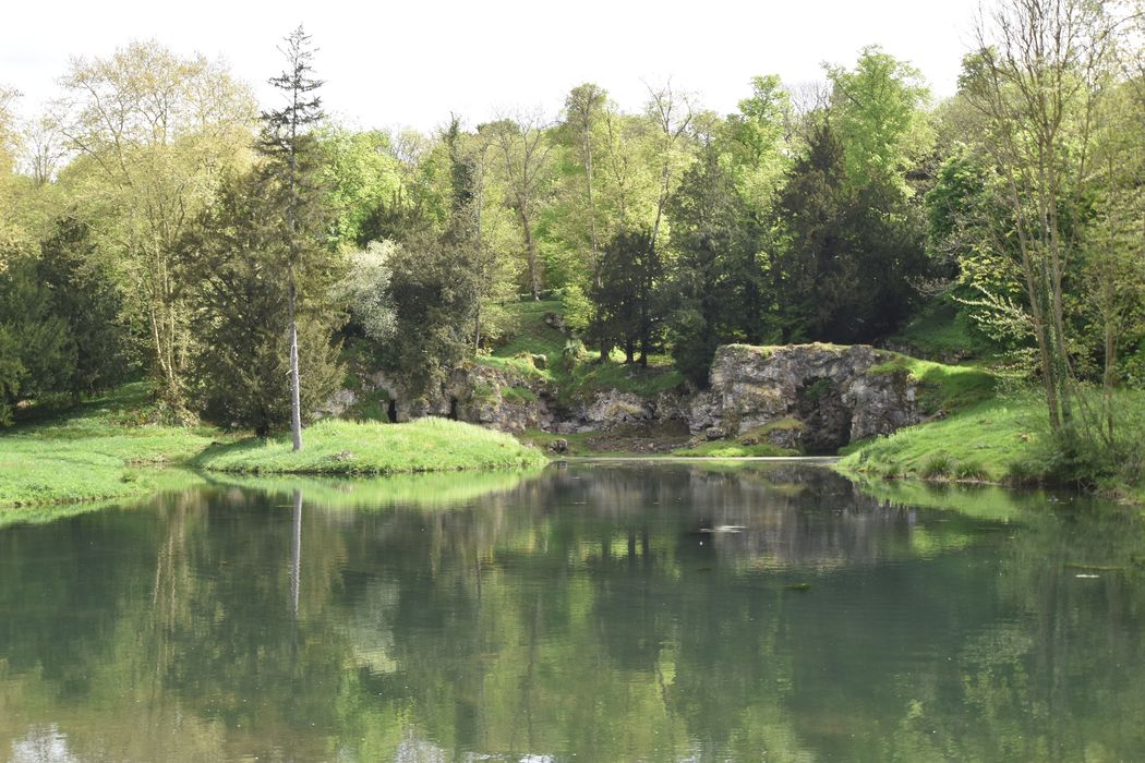petit lac avec le grand rocher