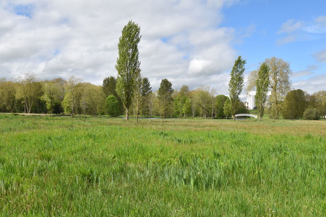 vue partielle du parc en direction du Nord-Ouest à proximité des ruines de la laiterie