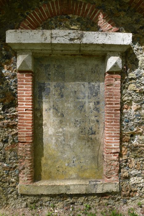 vestiges du moulin, façade est, peinture en trompe-l’oeil d’une baie