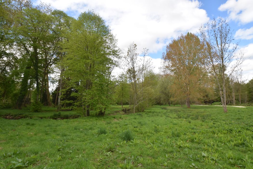 vue partielle du parc en direction du Nord-Ouest depuis les vestiges du moulin