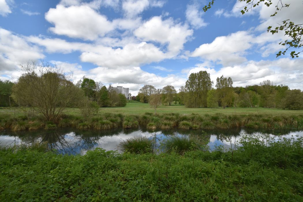 vue partielle du parc en direction de l’Ouest à proximité du pont aux Boules d’or