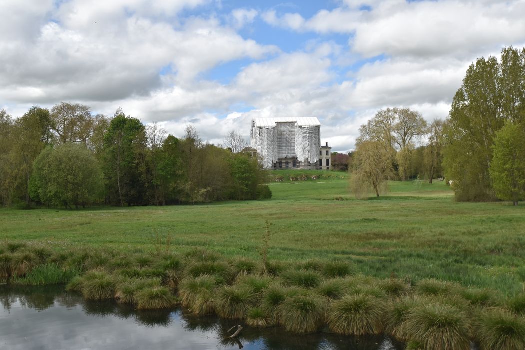 vue partielle du parc en direction du château depuis le pont aux Boules d’or à l’Est