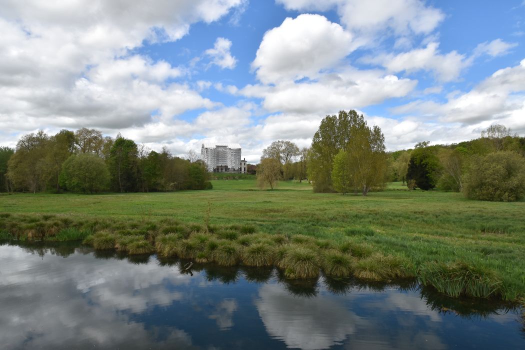 vue partielle du parc en direction du château depuis le pont aux Boules d’or à l’Est