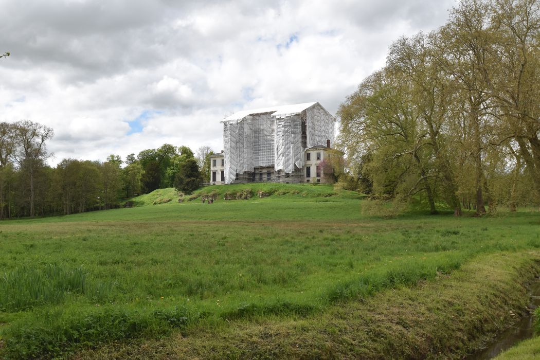 vue partielle du parc en direction du château au Sud-Ouest depuis le pont Cintré