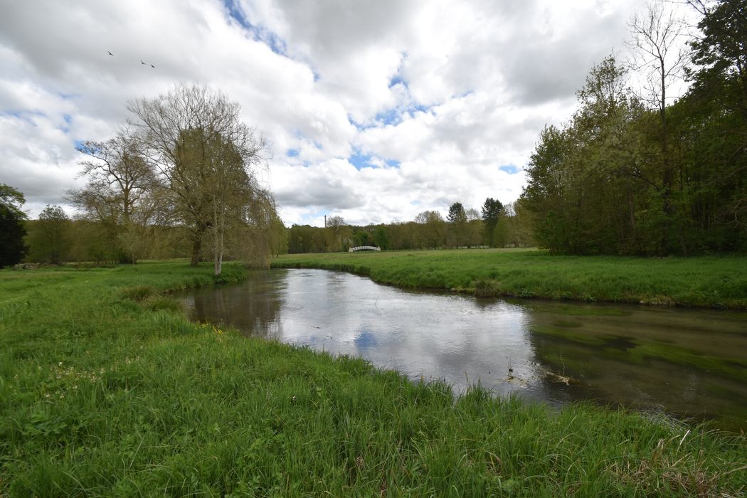 vue partielle du parc en direction du château au Sud-Ouest depuis le pont Cintré