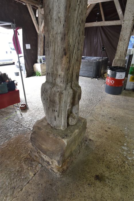 détail d’un pilier et de son socle