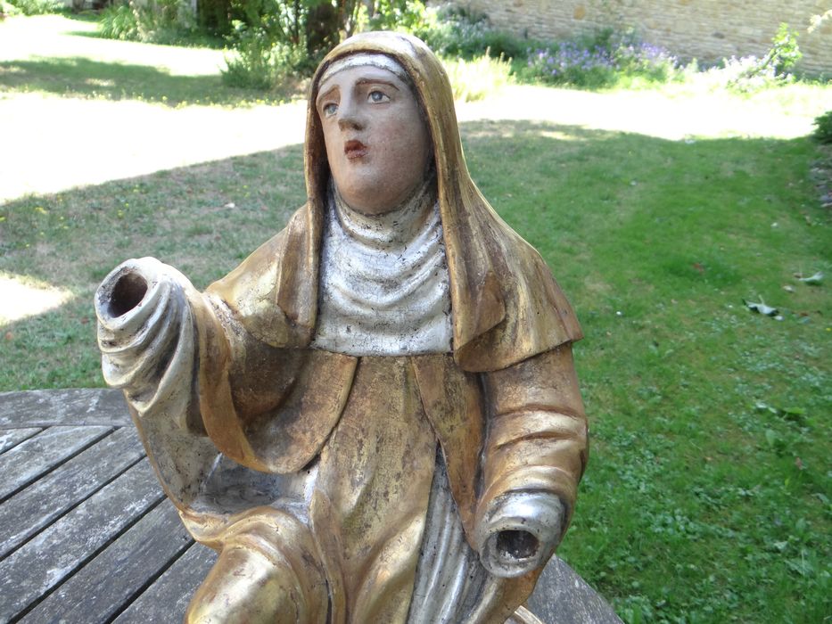 statue : Sainte femme, vue partielle