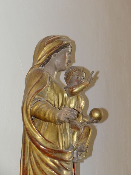 statue : Vierge à l’Enfant, profil droit, vue partielle