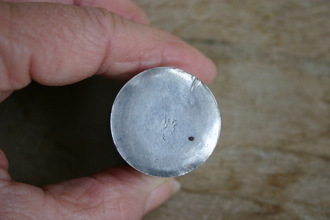 ampoule, détail d’un poinçon