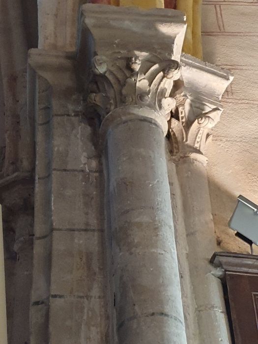 arc triomphal, détail de deux chapiteaux sculptés