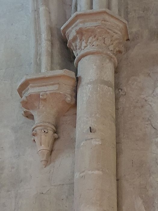 détail d’un cul de lampe et d’un chapiteau au sud