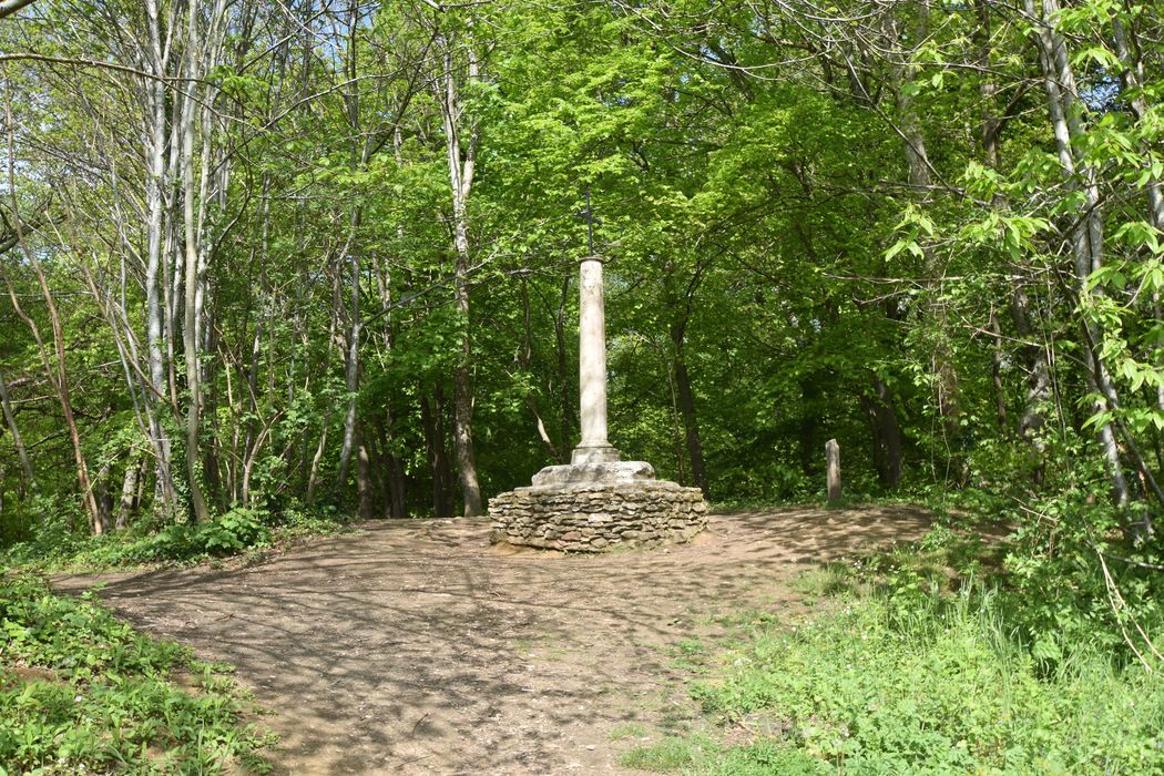 vue générale de la croix dans son environnement