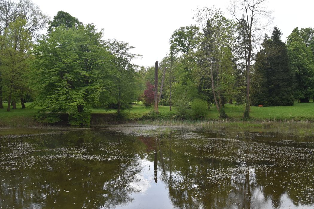 vue partielle du parc, pièce d’eau nord en direction du Sud
