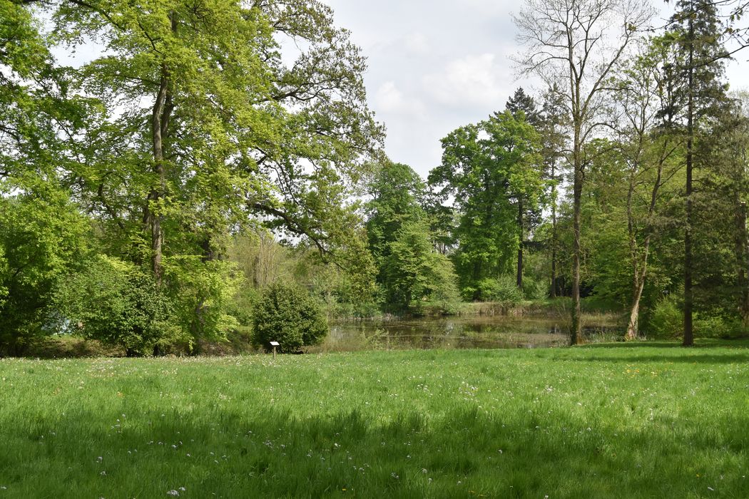 vue partielle du parc, pièce d’eau nord depuis les vestiges de la serre