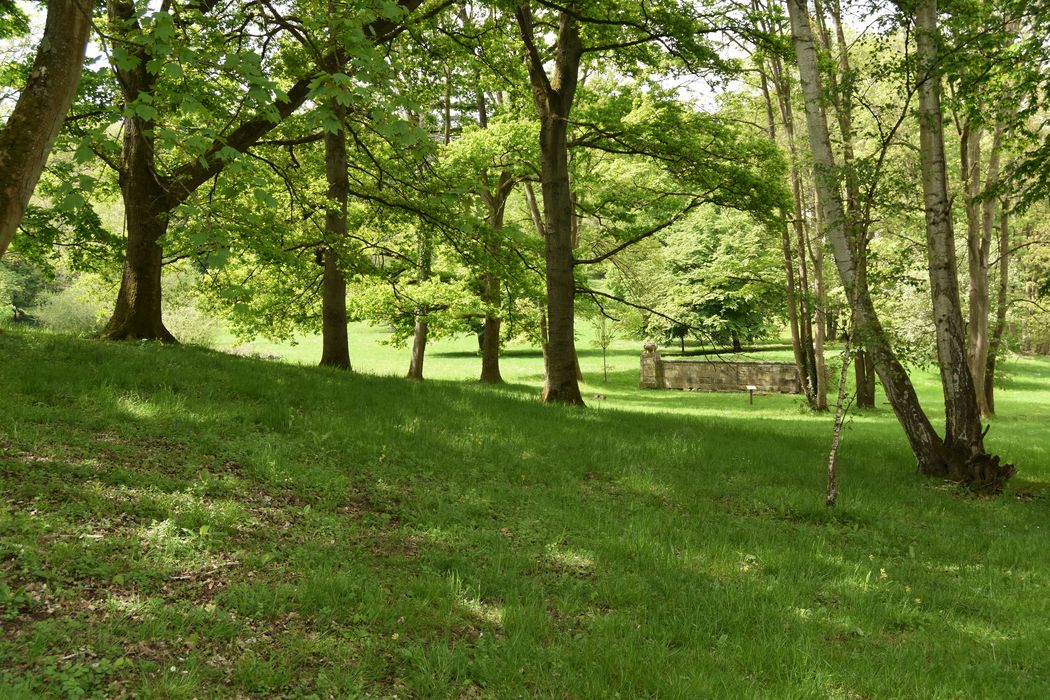 vue partielle du parc, vue partielle en direction du théâtre découvert
