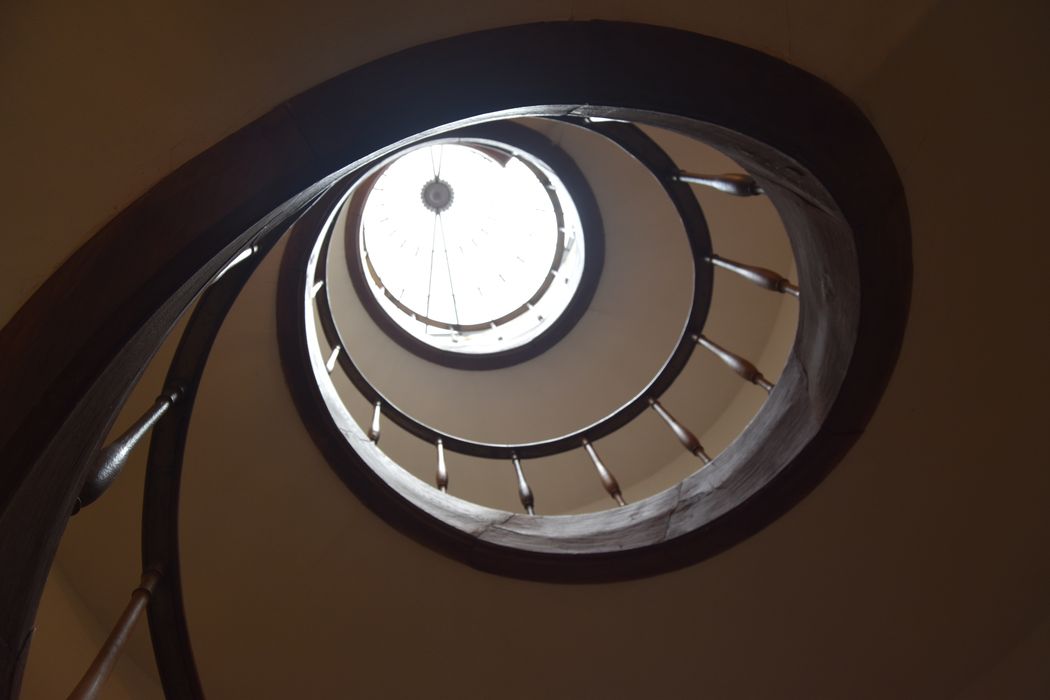 colonne détruite, escalier central