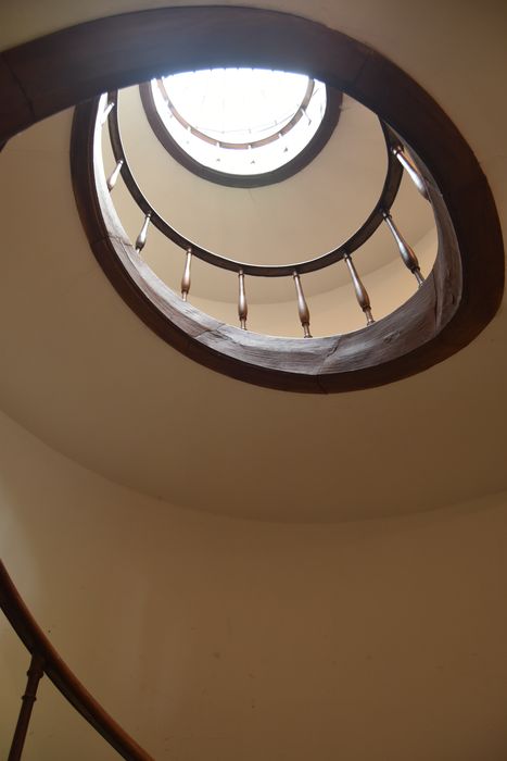 colonne détruite, escalier central