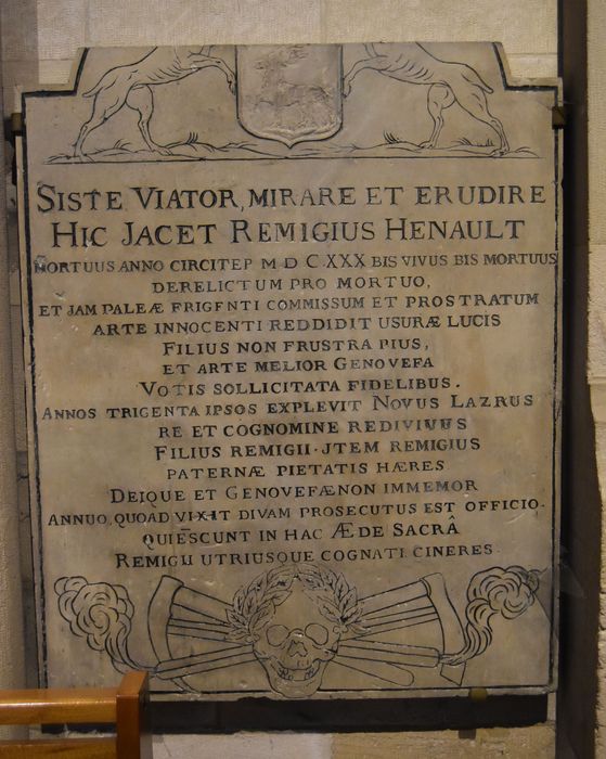 Pierre tombale de Rémy Hénault « deux fois vivant et deux fois mort »