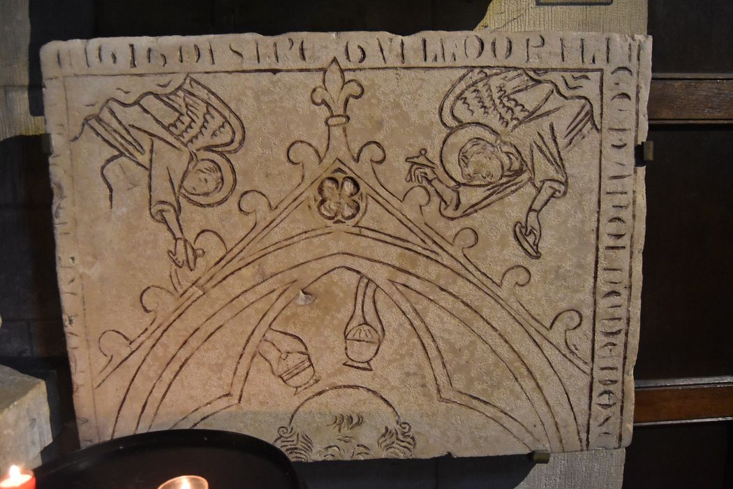 dalle funéraire (fragment)