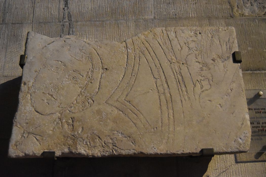 dalle funéraire (fragment)