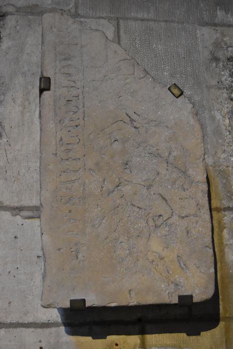 dalle funéraire (fragment)