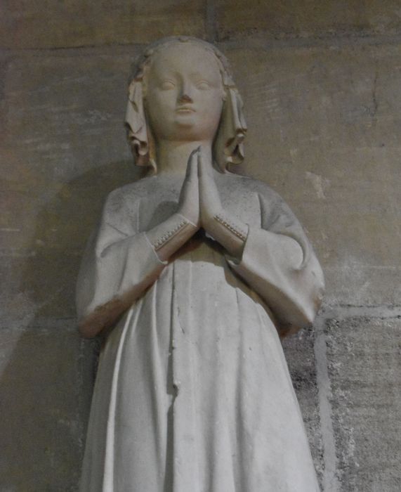 statue : Isabeau de France, fille de saint Louis et reine de Navarre, vue partielle