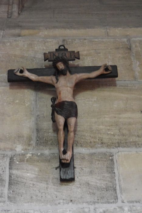 statue : Christ en croix