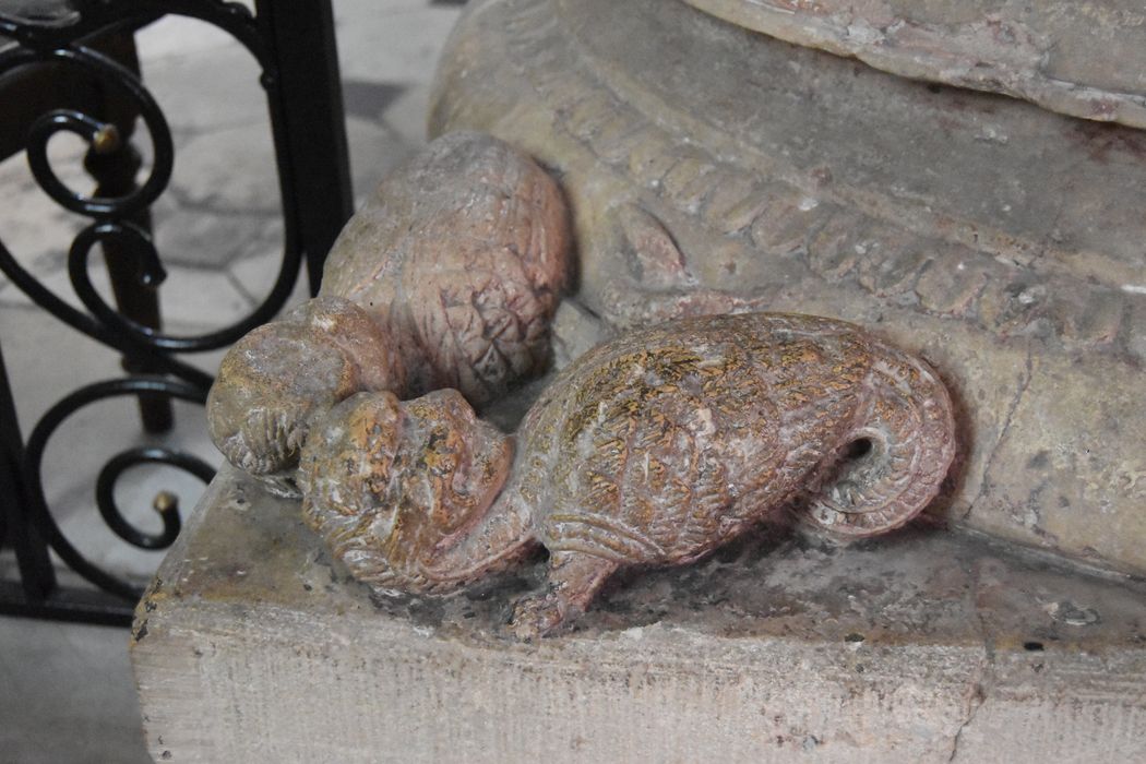 détail de la base d’une des colonnes fermant le choeur avec le déambulatoire