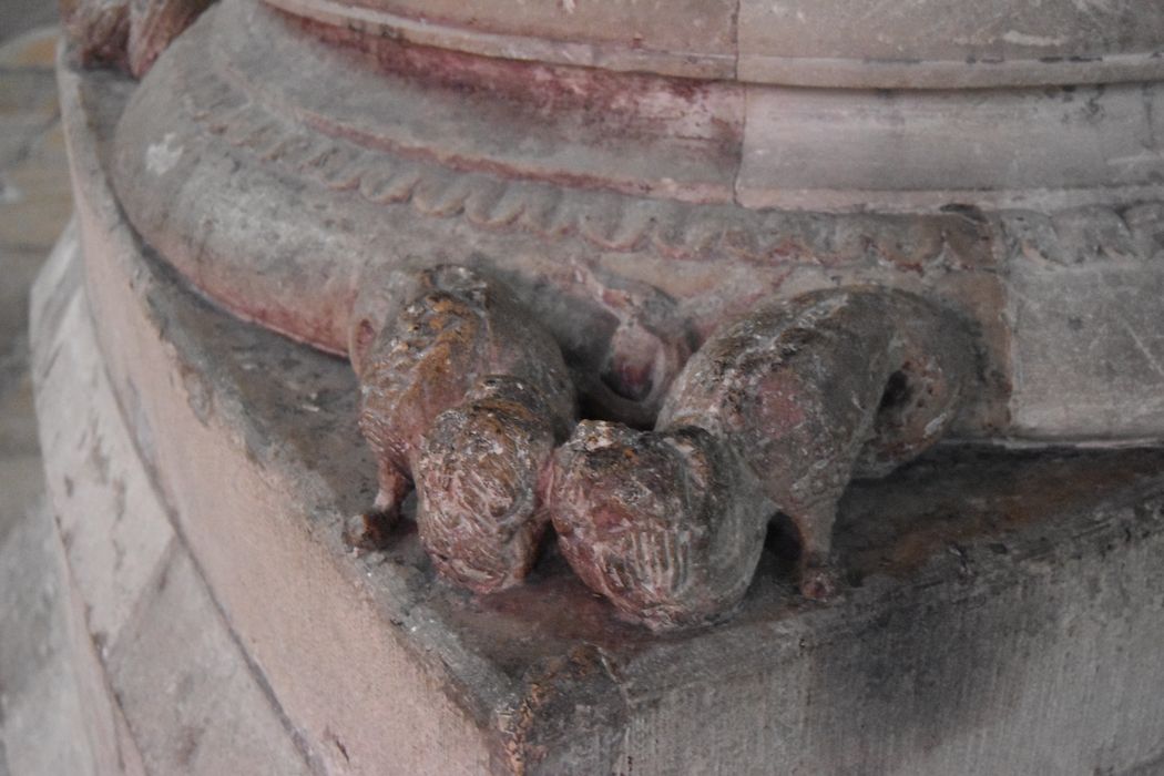 détail de la base d’une des colonnes fermant le choeur avec le déambulatoire