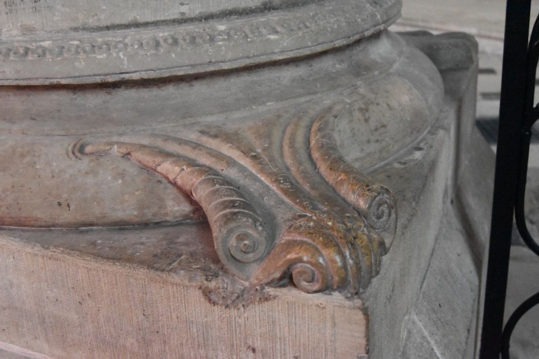 détail de la base d’une des colonnes fermant le choeur avec le déambulatoire